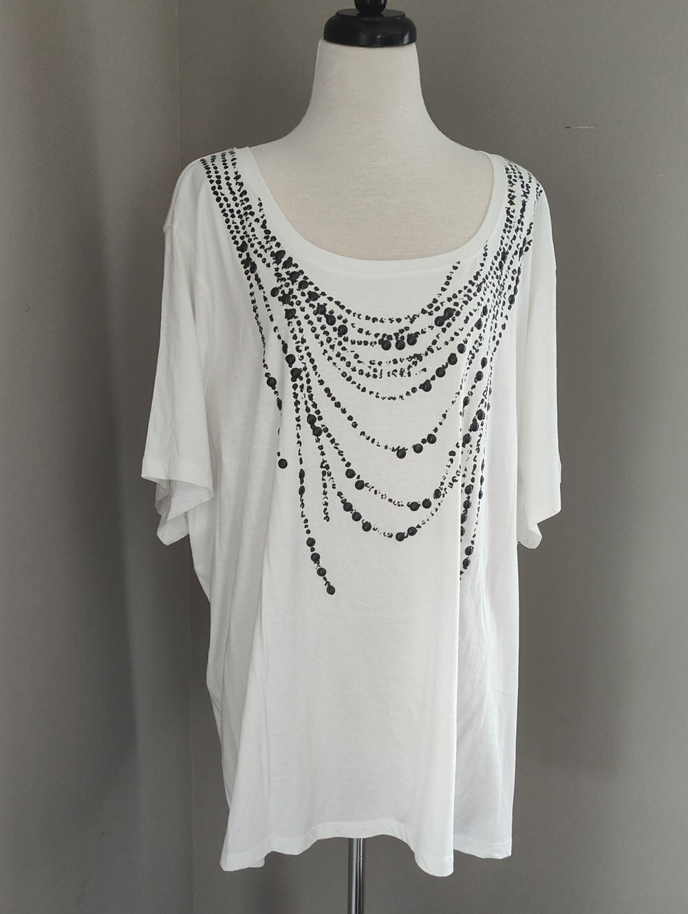 Cool White Short-Sleeve Scoop Neck Cotton Top with Black Artsy  Print